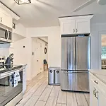 Retreat Half-Mile To Beachandsiesta Key Village