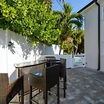 Canal 313 - Right In Siesta Key Village!