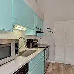 Jellyfish-Flamingo House, Amazing Location On Beach & Walk To Village