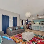 Jellyfish-Flamingo House, Amazing Location On Beach & Walk To Village