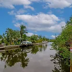 Walk To The Beach And Village - Hibiscus Villa