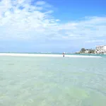 Oceanview, In Village, 20-Steps To Path Of Best Beach, Tiki-Bar, Free Bikes And Paddle-Boards!