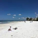 Newly Remodeled Apt! Key-West Victorian With Beach Access, To Siesta Key Beach!