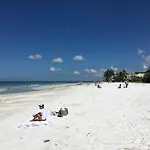 New Listing! Pool Jacuzzi, 3-Min To Beach Bars & Entertainment!.