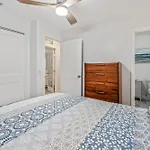 Siesta Key Oasis With Outdoor Pool And Screened Lanai!