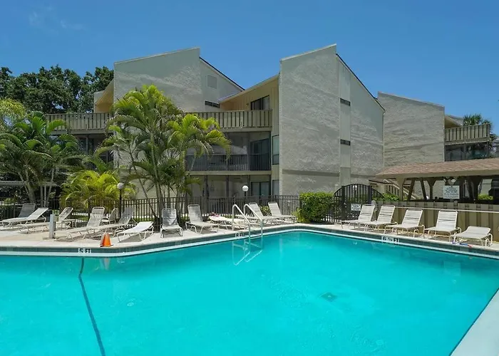 Heated Pool-Short Walk To Beach, Free Trolley Around Siesta Key!
