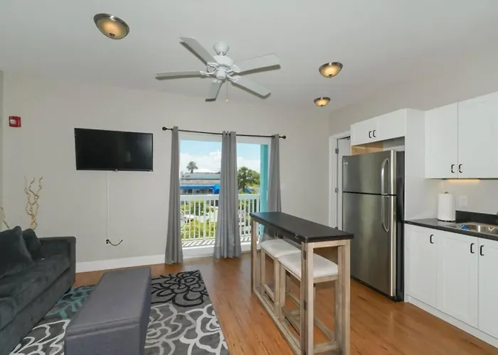 Siesta Cool: Only Minutes Walk To Siesta Beach!