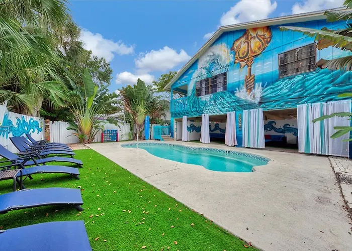 Jellyfish-Flamingo House, Amazing Location On Beach & Walk To Village