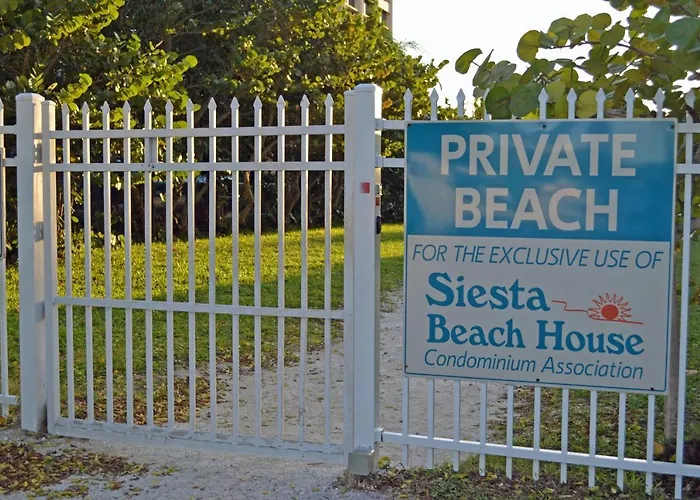 A Few Steps From The Beach With Community Pool