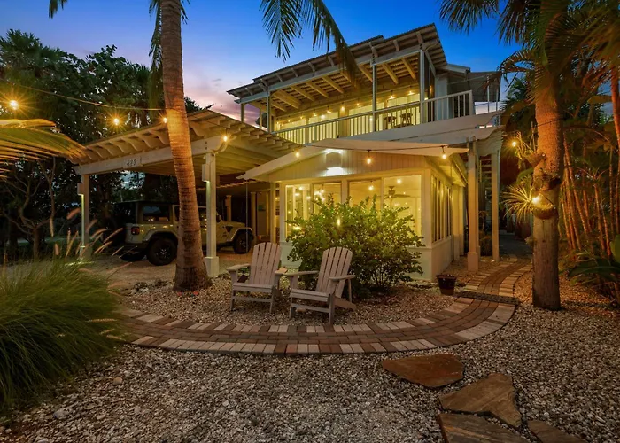 Siesta Key Oasis With Outdoor Pool And Screened Lanai!