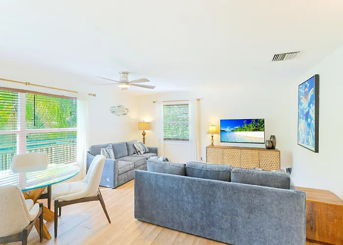 Newly Remodeled Apt! Key-West Victorian With Beach Access, To Siesta Key Beach!