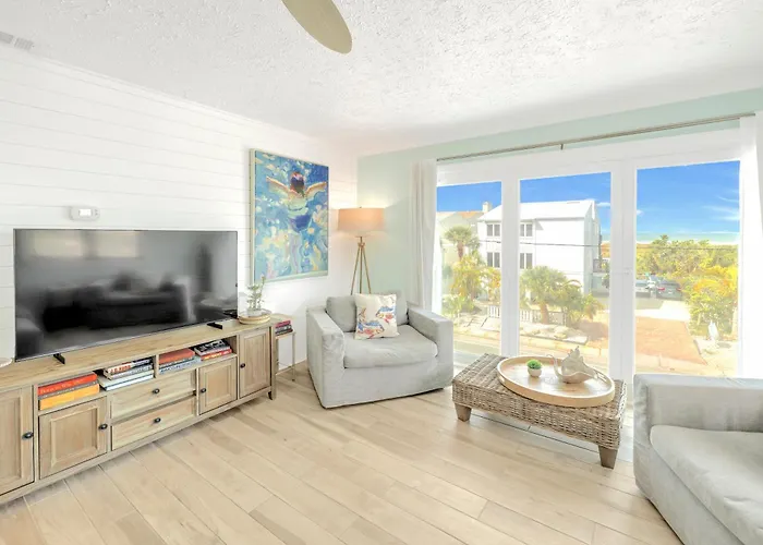 Oceanview, In Village, 20-Steps To Path Of Best Beach, Tiki-Bar, Free Bikes And Paddle-Boards!