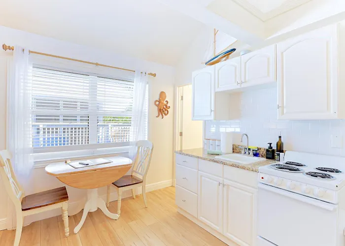 Newly Remodeled Apt! Key-West Victorian With Beach Access, To Siesta Key Beach!