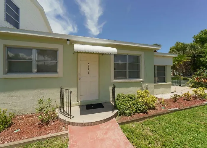 Walk To The Beach Or Village In Minutes!