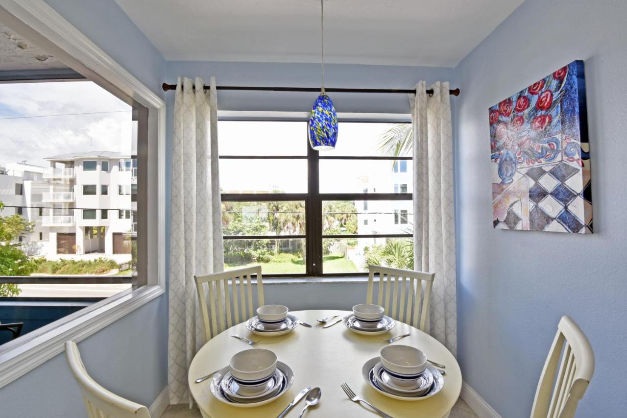 Front And Walking Distance To Village Holiday home Siesta Key