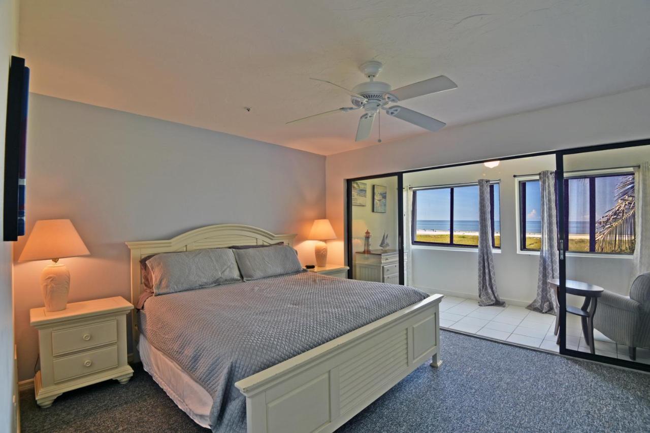 On The Beach, Walk To Village, Watch The Sunsets From Balcony Holiday home *