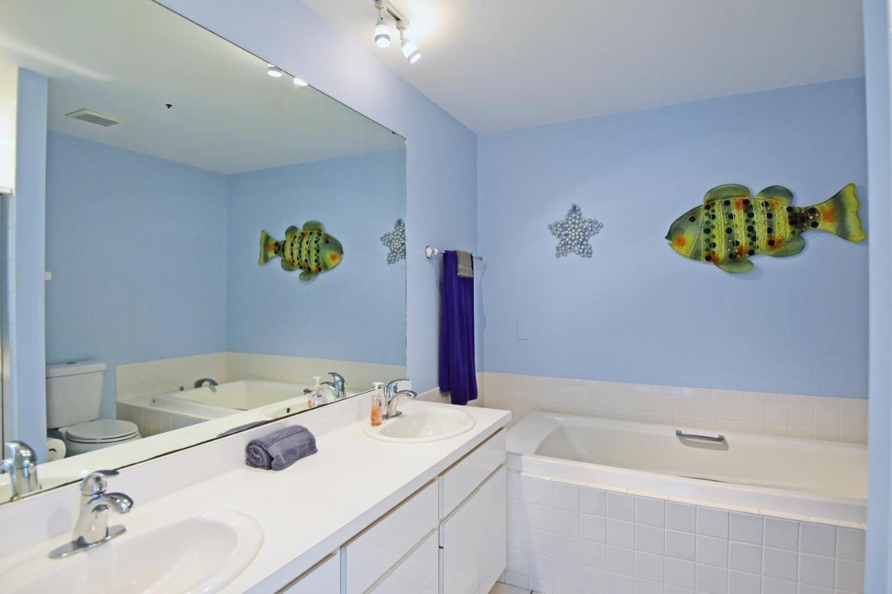 Holiday home On The Beach, Walk To Village, Watch The Sunsets From Balcony Siesta Key