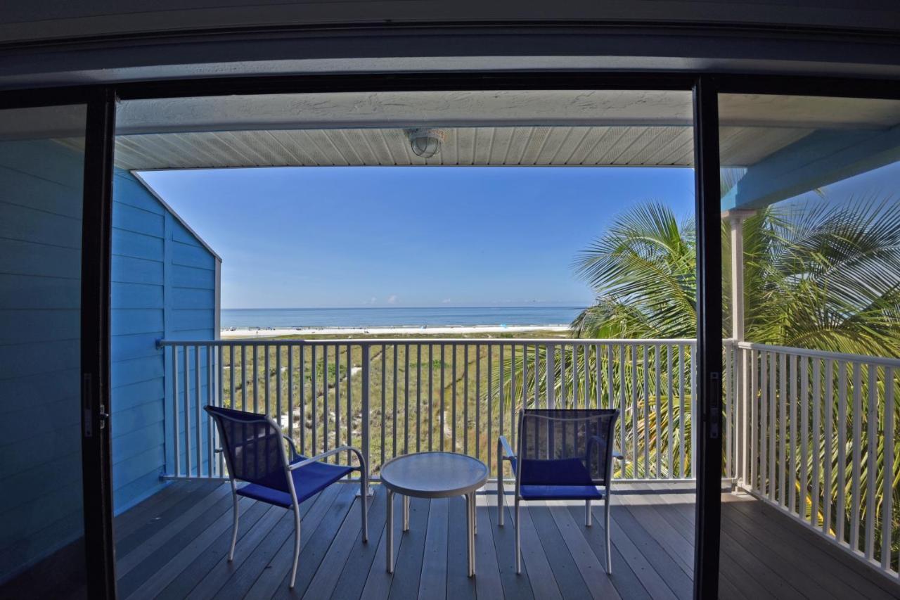 On The Beach, Walk To Village, Watch The Sunsets From Balcony Holiday home *