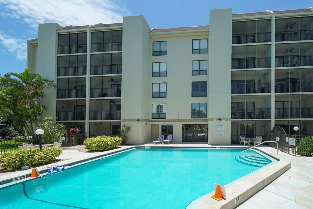 Heated Pool-short Walk To Beach, Free Trolley Around Siesta Key! Apartment Siesta Key