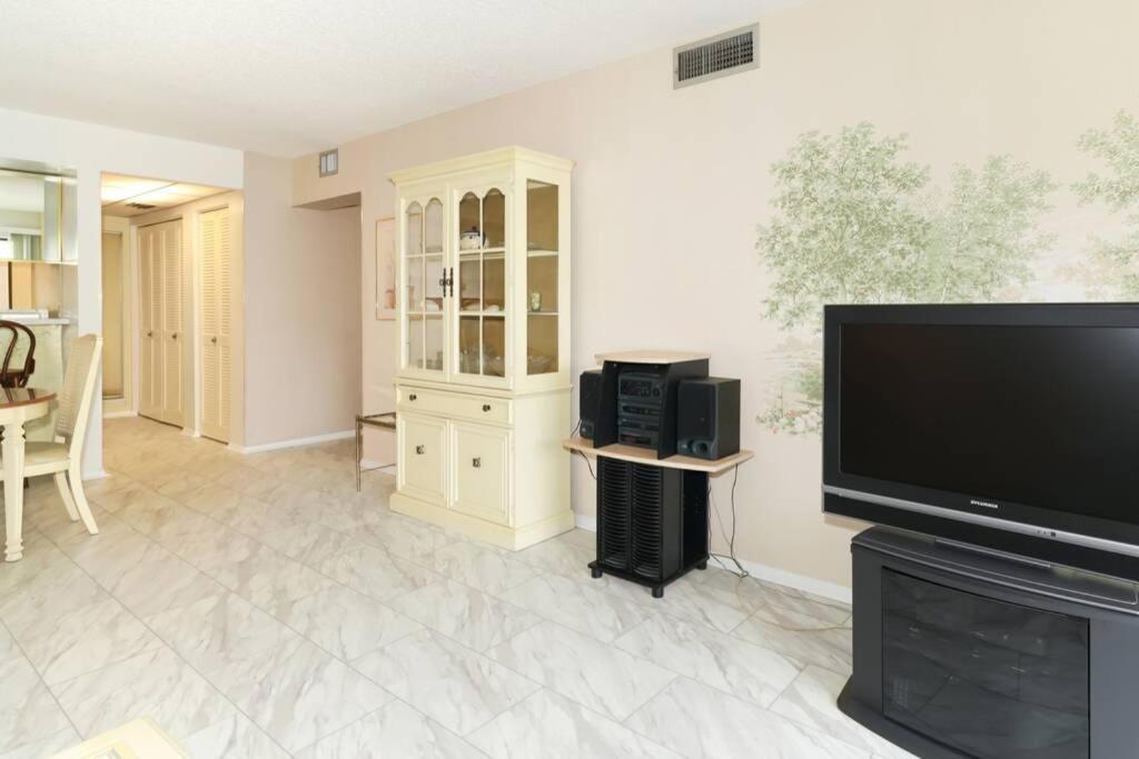 Heated Pool-short Walk To Beach, Free Trolley Around Siesta Key! *