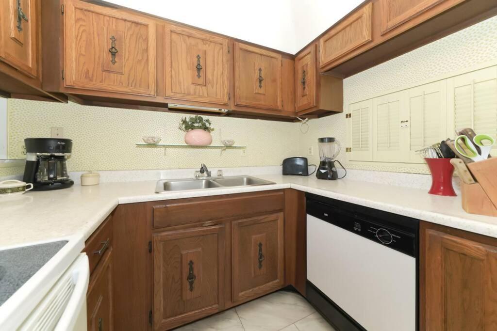 Heated Pool-short Walk To Beach, Free Trolley Around Siesta Key! Apartment Siesta Key