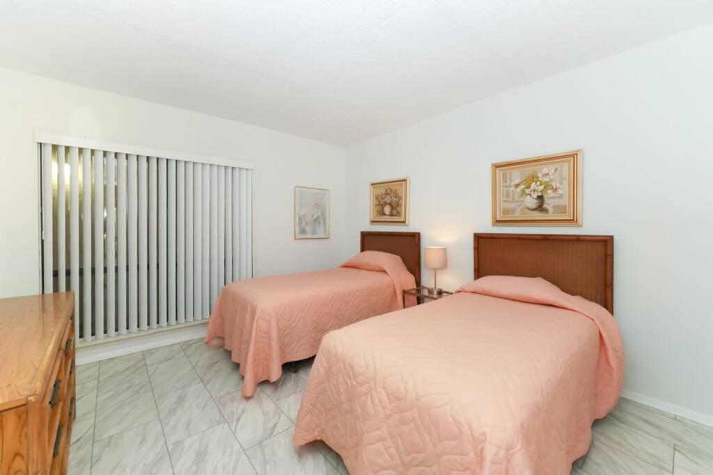 Heated Pool-short Walk To Beach, Free Trolley Around Siesta Key! Siesta Key