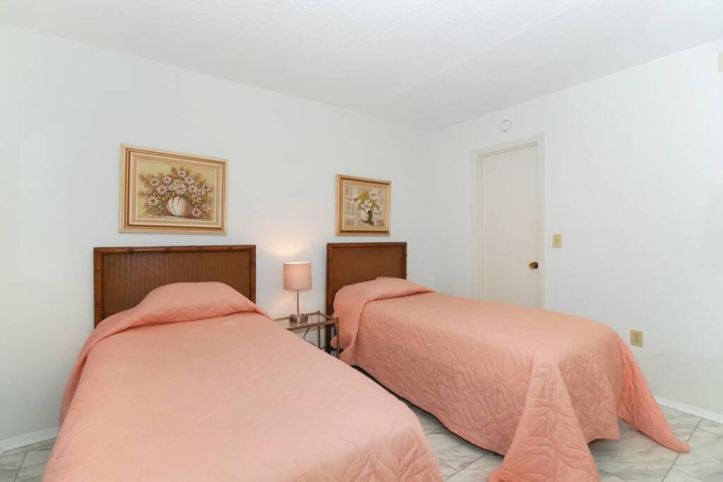 Heated Pool-short Walk To Beach, Free Trolley Around Siesta Key! Apartment
