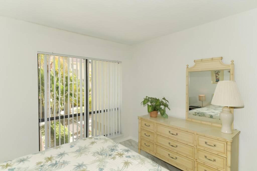 Heated Pool-short Walk To Beach, Free Trolley Around Siesta Key! Apartment Siesta Key