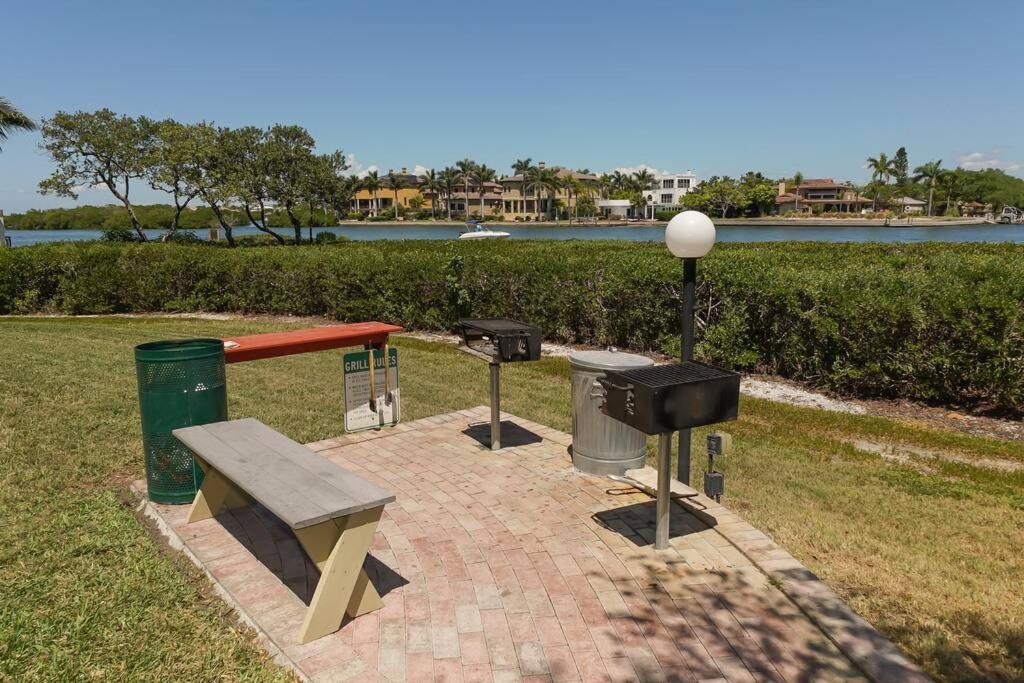 Heated Pool-short Walk To Beach, Free Trolley Around Siesta Key! Apartment *