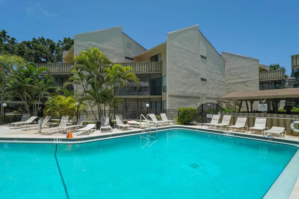 Heated Pool-short Walk To Beach, Free Trolley Around Siesta Key! Apartment Siesta Key