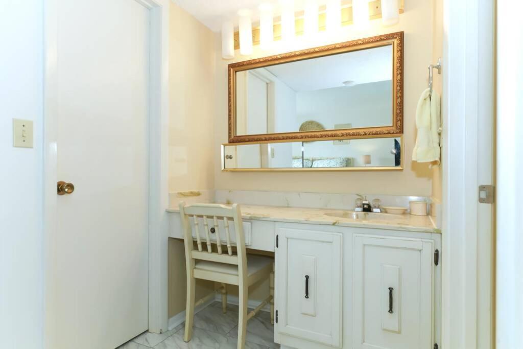 Heated Pool-short Walk To Beach, Free Trolley Around Siesta Key! Apartment Siesta Key