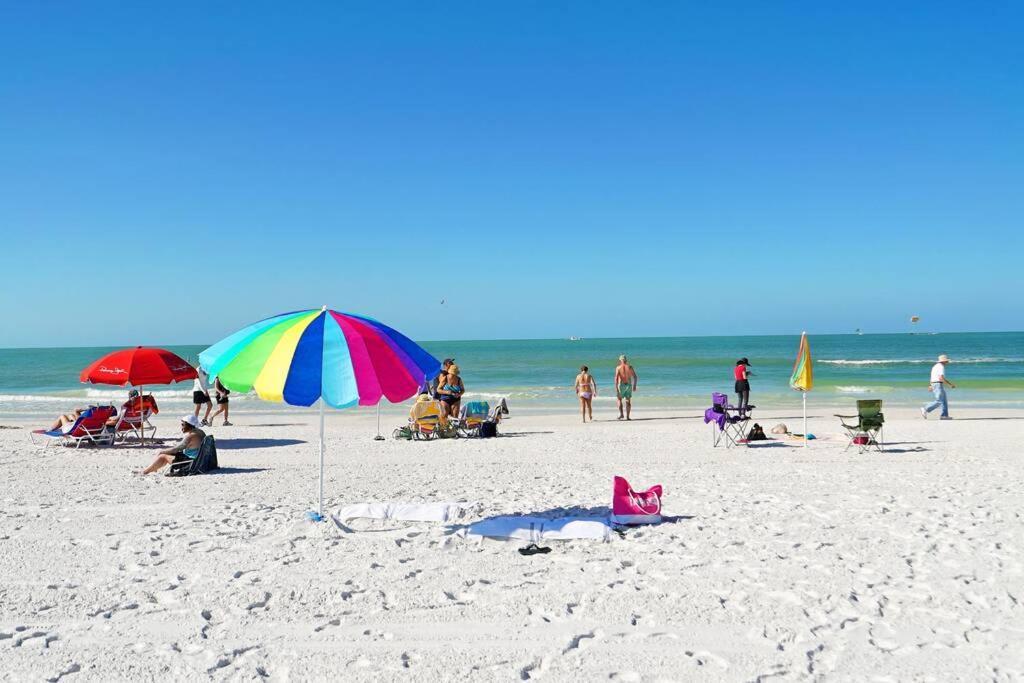 Heated Pool-short Walk To Beach, Free Trolley Around Siesta Key! Apartment Siesta Key
