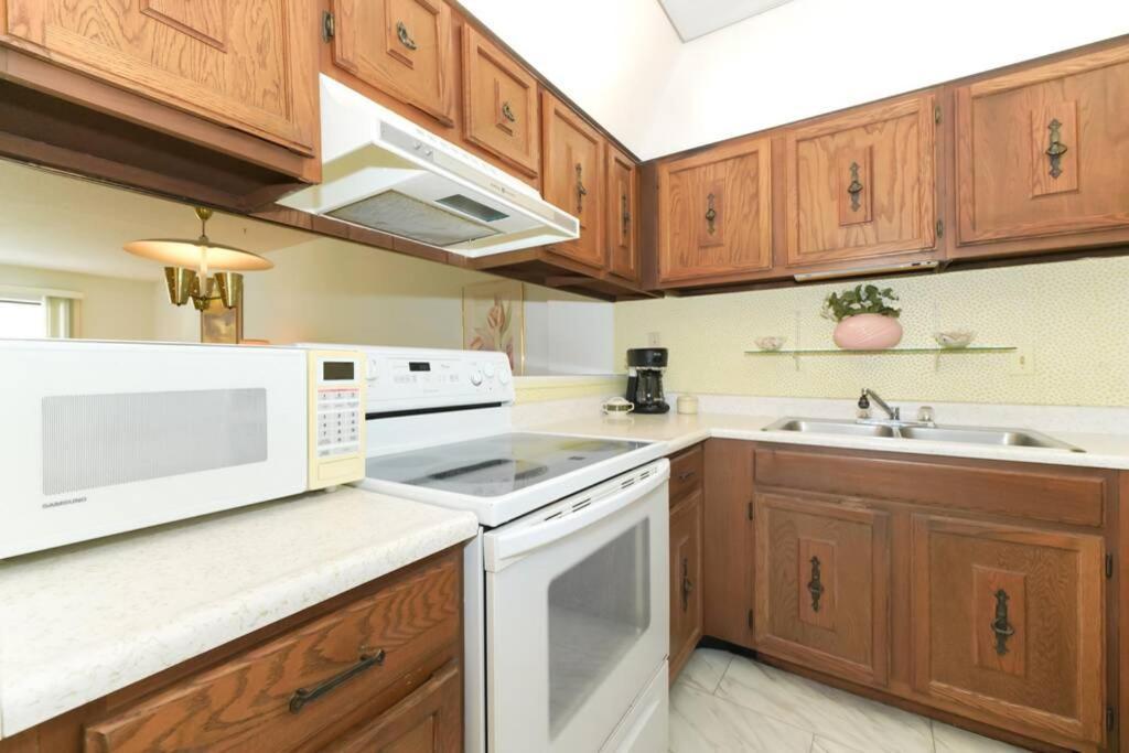 Heated Pool-short Walk To Beach, Free Trolley Around Siesta Key! Apartment Siesta Key