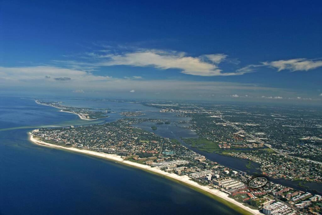 Apartment Heated Pool-short Walk To Beach, Free Trolley Around Siesta Key!