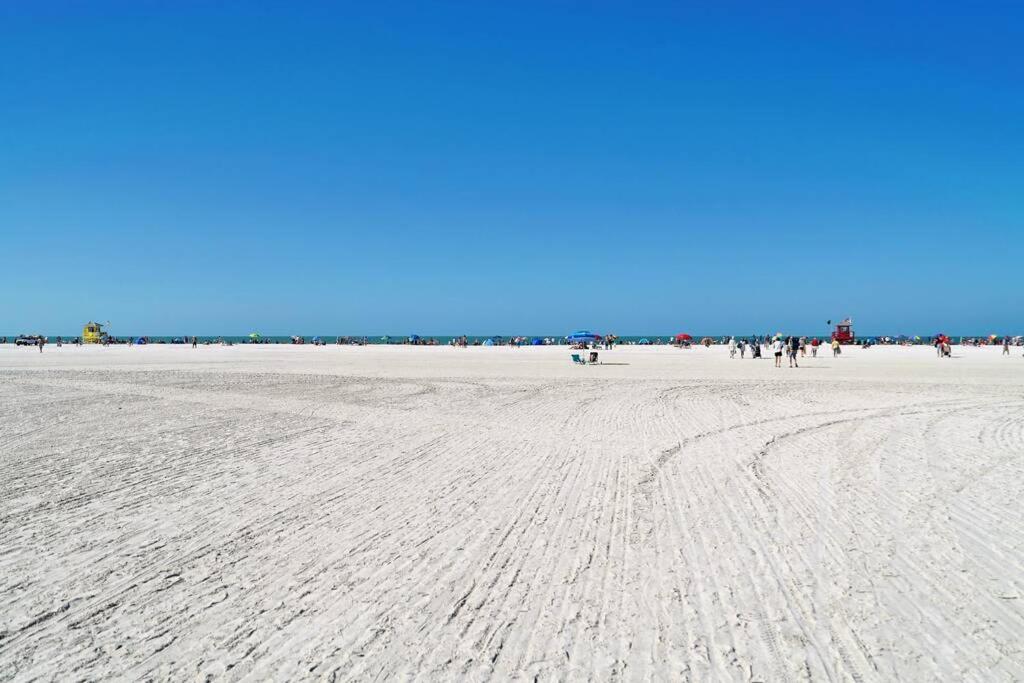 Apartment Heated Pool-short Walk To Beach, Free Trolley Around Siesta Key!