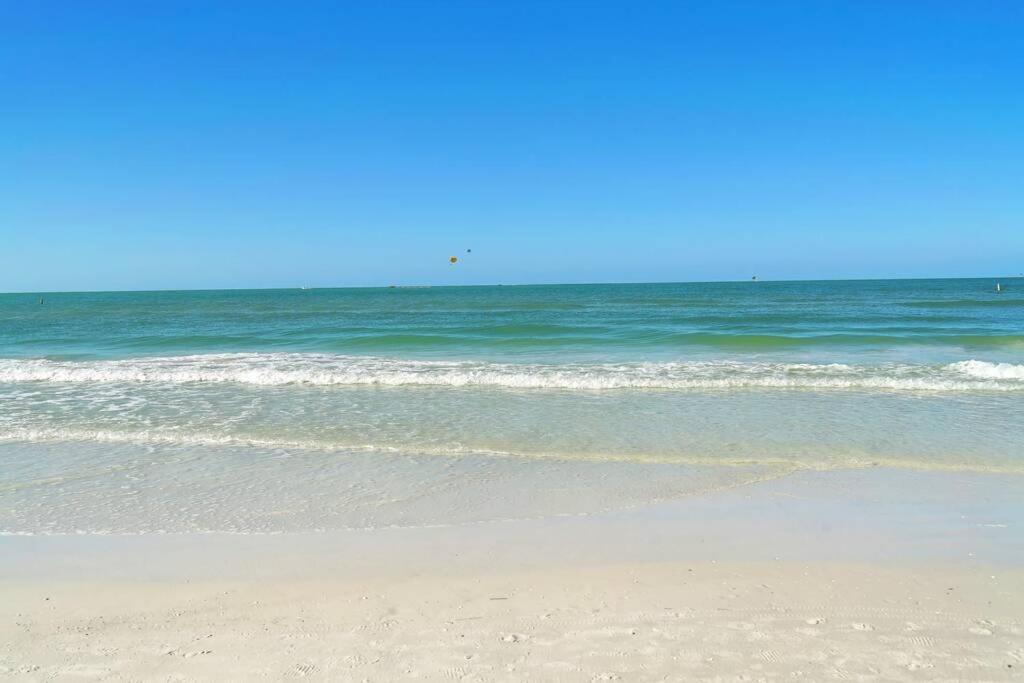 Heated Pool-short Walk To Beach, Free Trolley Around Siesta Key! * Siesta Key