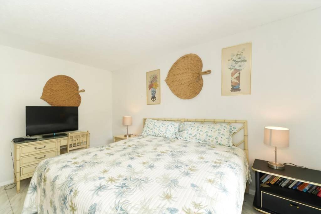 Heated Pool-short Walk To Beach, Free Trolley Around Siesta Key! Apartment