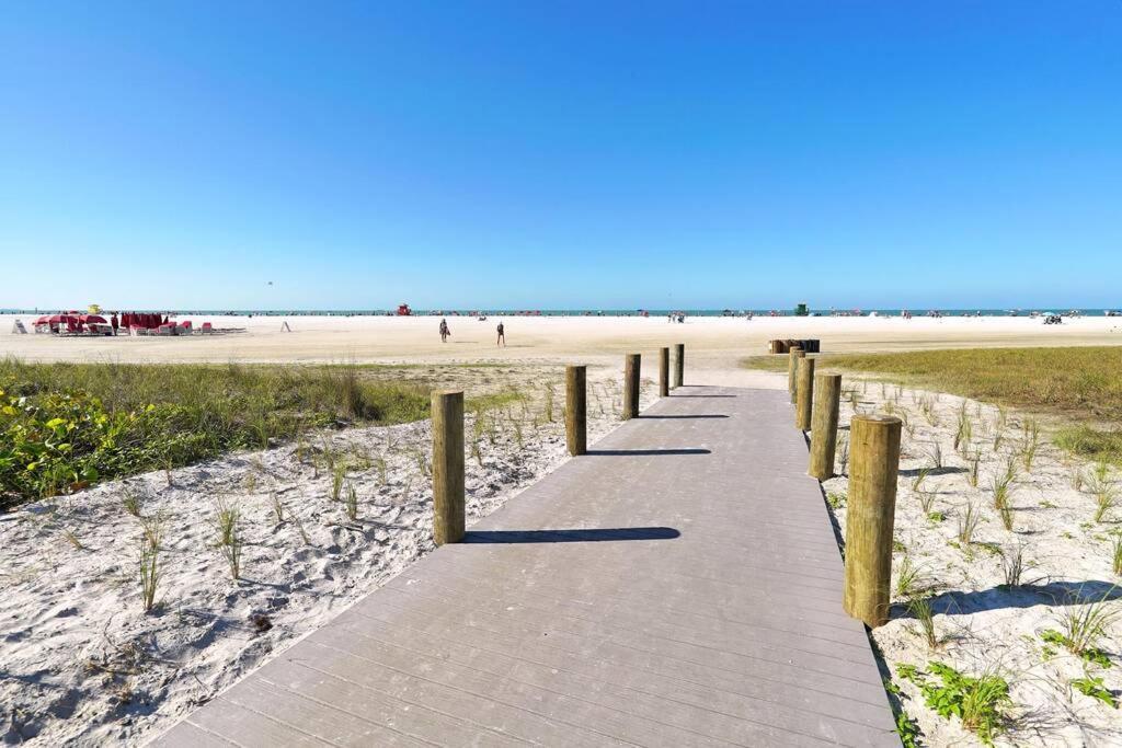Heated Pool-short Walk To Beach, Free Trolley Around Siesta Key! Apartment *