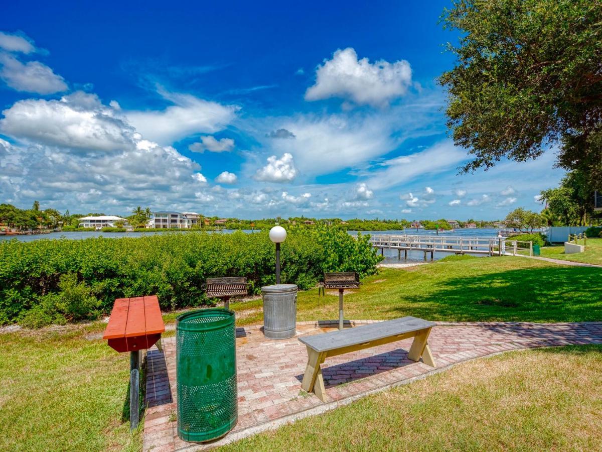 Luxury Waterfront Views - Heated Pool - 1400sf Duplex - Minutes To The Apartment *