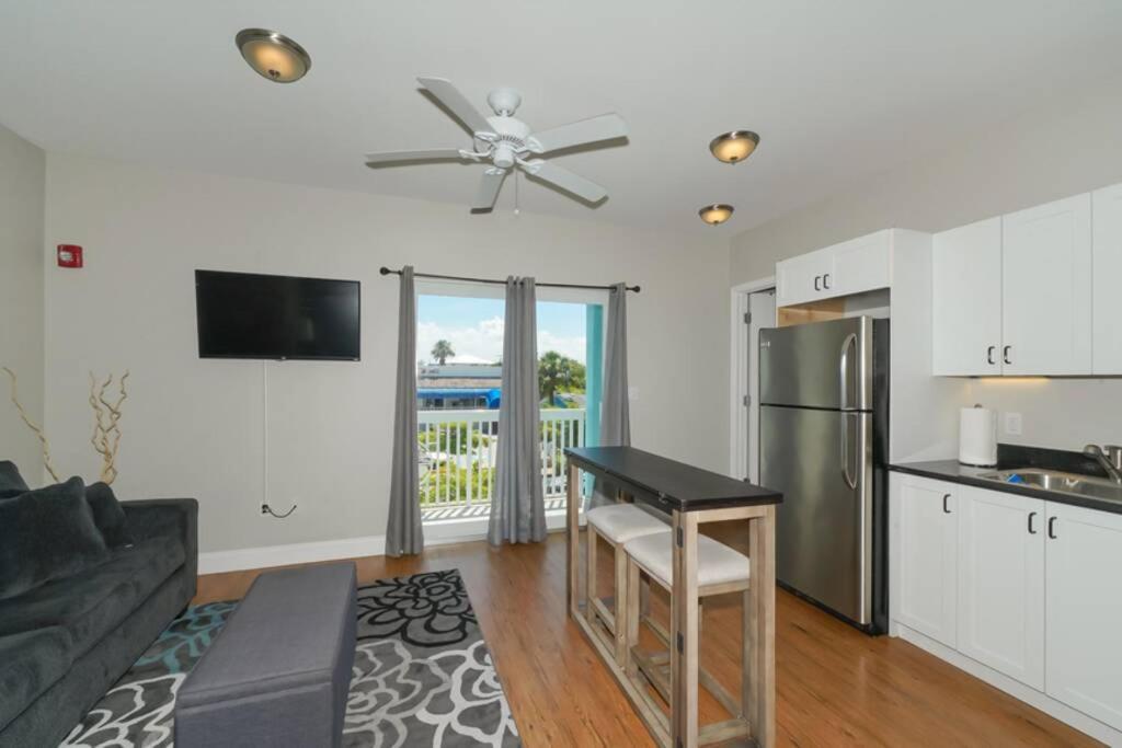 Siesta Cool: Only Minutes Walk To Siesta Beach! Apartment *