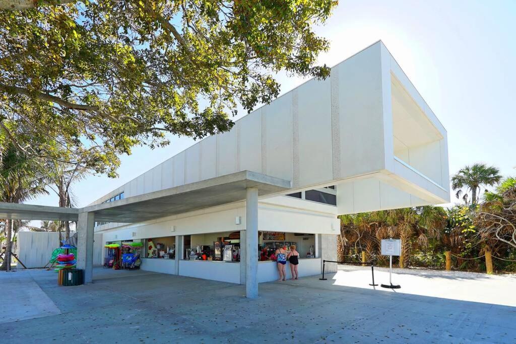 Siesta Cool: Only Minutes Walk To Siesta Beach!