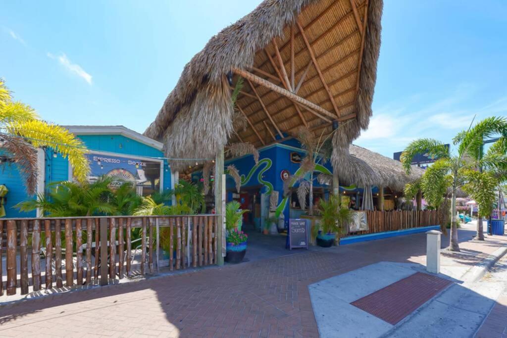 Siesta Cool: Only Minutes Walk To Siesta Beach! Apartment