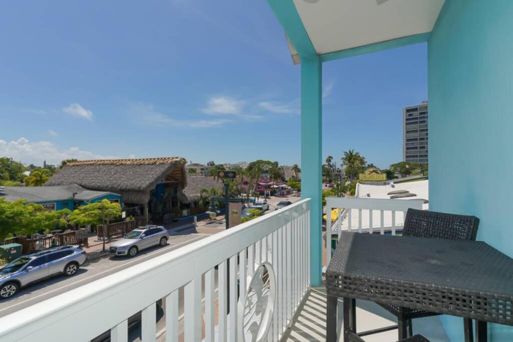 Siesta Cool: Only Minutes Walk To Siesta Beach! *