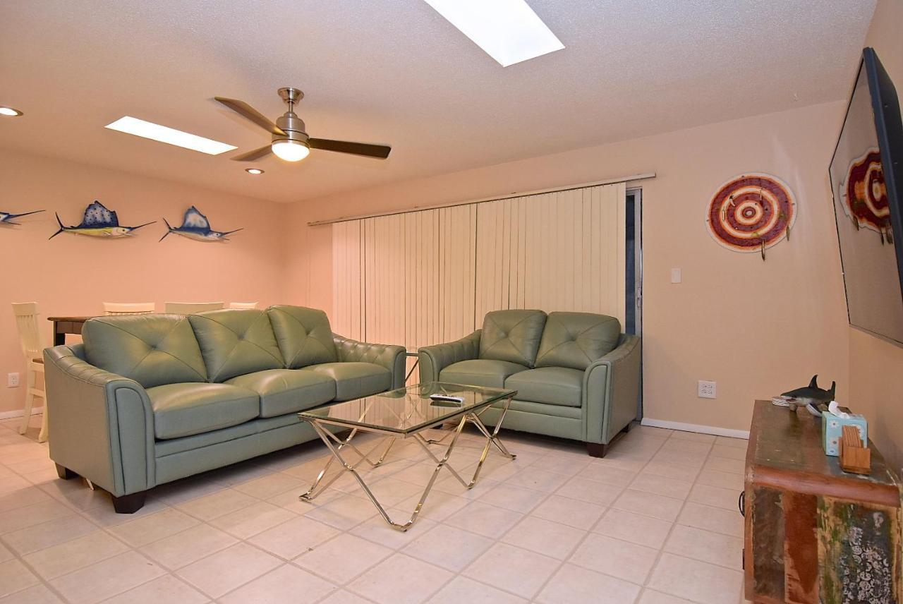 Crescent Street 1138 B, Walk To The Beach, Pool, 1 Bedroom, Pet Friendly Holiday home