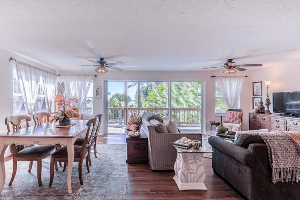Your Tranquil Escape Is Found Directly On The At The Serenity Condo. Apartment Siesta Key