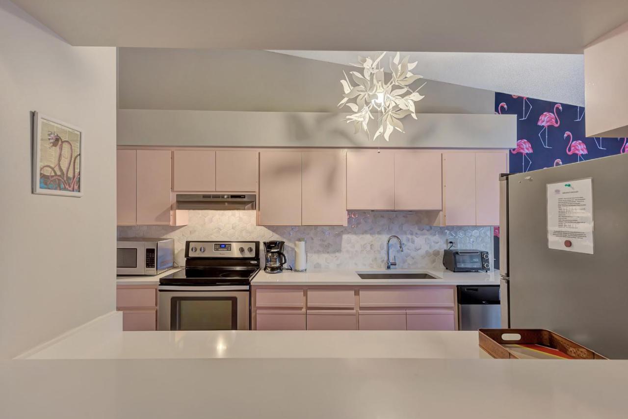 Pink Flamingo Unit, Steps To Beach, Village & Pet-friendly Holiday home Siesta Key