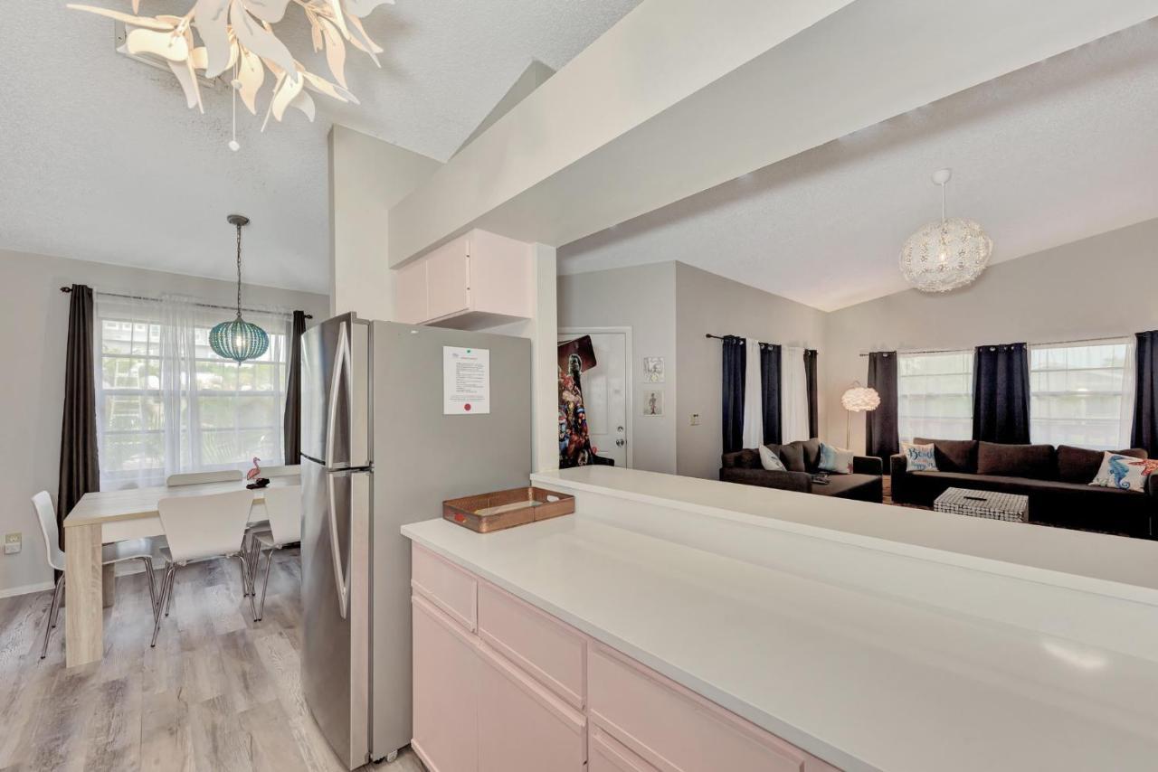 Pink Flamingo Unit, Steps To Beach, Village & Pet-friendly Holiday home