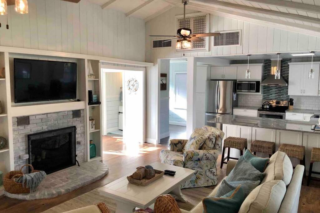 One-of-a-kindbeach, Village, Dock & Private Pool! Holiday home *