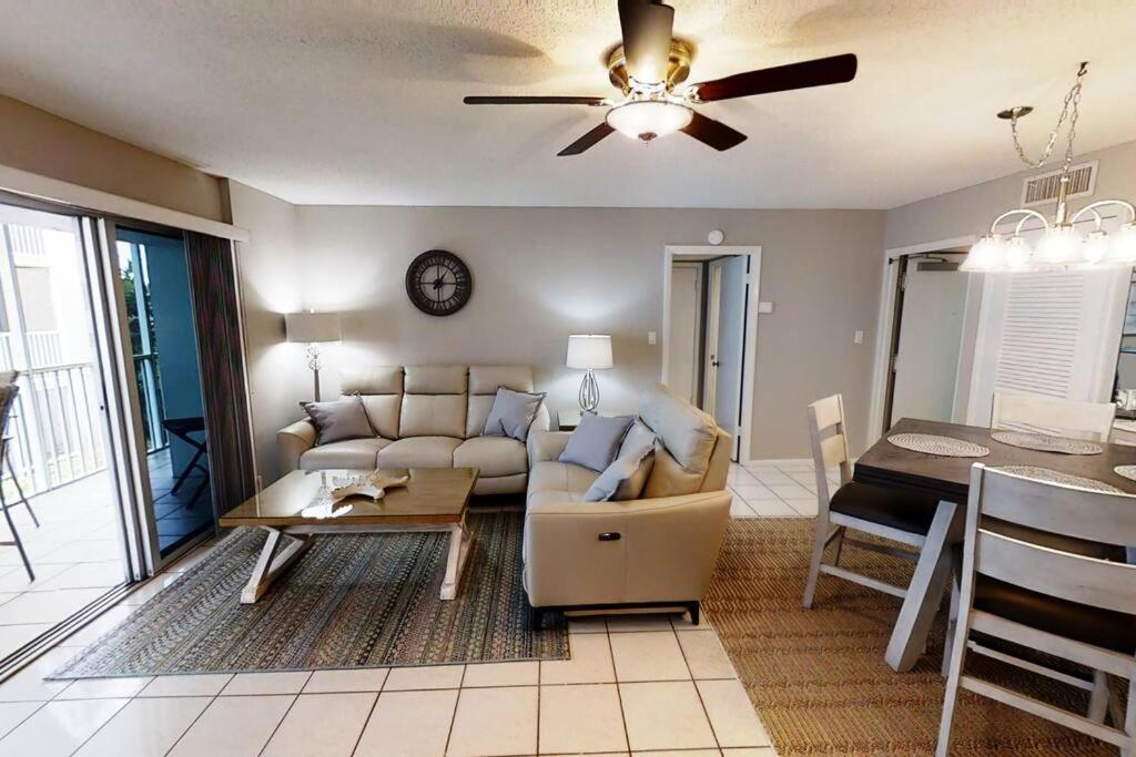 Apartment Beachfront Complex, Heated Pool, Gulfview!