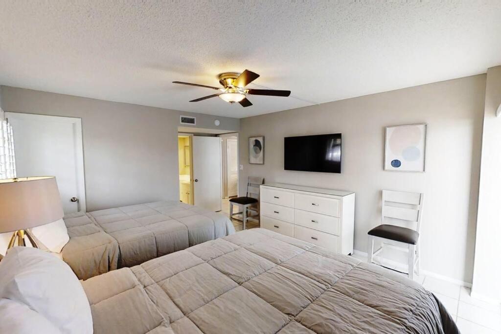 Apartment Beachfront Complex, Heated Pool, Gulfview!